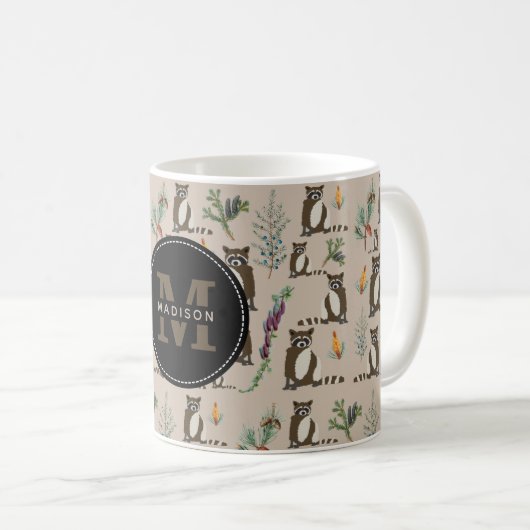 Niedliches Raccoon in Pinienwaldmuster Monogramm Kaffeetasse (VorderseiteRechts)