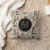 Niedliches Raccoon in Pinienwaldmuster Monogramm Kissen (Decke)