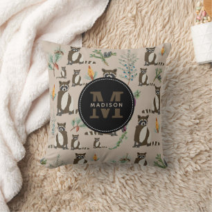 Niedliches Raccoon in Pinienwaldmuster Monogramm Kissen