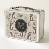 Niedliches Raccoon in Pinienwaldmuster Monogramm Metall Brotdose (Rückseite)