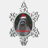 Niedliches Raccoon mit roter Weihnachtsmannmütze Schneeflocken Zinn-Ornament (Rechts)