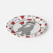 Niedliches Raccoon mit Wassermelonen Stücken Pappteller (Schrägansicht)