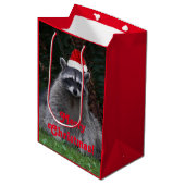Niedliches Raccoon Rote Weihnachtsmannmütze Urlaub Mittlere Geschenktüte (Vorderseite Schrägansicht)