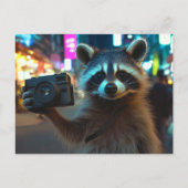 Niedliches Racoon mit Kamera in einer Großstadt Postkarte (Vorderseite)