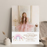 Niedliches Rainbow Foto Girly 5th Birthday Kids Fo Einladung<br><div class="desc">Niedliches Foto Birthday Invitation Template ist perfekt für die Geburtstagsparty von Mädchen. Die Themenwelt der Süßigkeiten lädt mit lustigen und niedlichen Designelementen wie Prinzessin,  Regenbogen und Goldstars Pastellfarben. Kindergeburtstage sind besonders,  und diese Einladung kann dazu beitragen,  eine unvergessliche Geburtstagsfeier zu machen.</div>