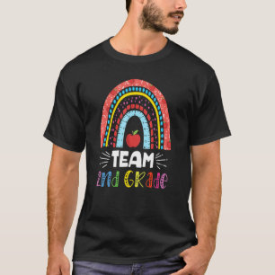 niedliches Rainbow-Team der zweiten Klasse rückt a T-Shirt