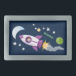 Niedliches Raketenschiff zur Darstellung des Carto Rechteckige Gürtelschnalle<br><div class="desc">Entdecken Sie den Platz mit diesem niedlichen Design,  das einen Jungen in einem Raketenschiff zeigt,  der im lustigen Cartoon-Illustrationsstil gezeichnet wird!</div>