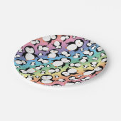 Niedliches Regenbogen Penguinmuster Pappteller (Schrägansicht)