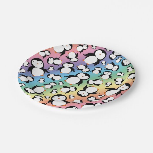 Niedliches Regenbogen Penguinmuster Pappteller (Schrägansicht)