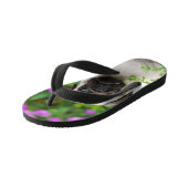 Niedliches rehbraunes Mops-Welpen-Hundeporträt - Kinderbadesandalen (Schrägansicht)