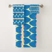 Niedliches Retro Erdbeermuster in Blau und Rosa Badhandtuch Set (Insitu)