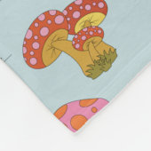 Niedliches Retro-Hippie-Pilzmuster in Pastellblau Fleecedecke (Ecke)