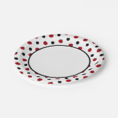 Niedliches Retro-Ladybugemuster Pappteller (Schrägansicht)