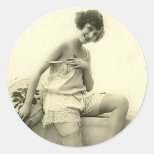 Niedliches riskantes Flapper Girl der 1920er Jahre Runder Aufkleber (Vorderseite)
