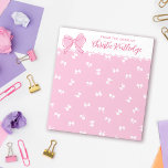 Niedliches rosa Bow-Muster vom Schreibtisch aus Notizblock<br><div class="desc">Hübsch rosa personalisiertes Notizblock mit weißem Bogen auf rosa Hintergrund. An der Spitze des gürteligen Notizblocks,  vom Schreibtisch Ihres Namens,  mit Ihrem Namen in einem schönen rosa Drehbuch neben einem Cartoon Bogen in Rosa.</div>