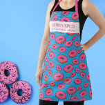 Niedliches Rosa Donut Muster, Sprinklen und Indivi Schürze<br><div class="desc">Spaß Schürze mit einem Muster rosa Donuts und zwei Zeilen Text nach Maß. Fügen Sie den Namen einer Person hinzu, geben Sie den Namen des Shops ein oder löschen Sie den Text und das Rechteck und verwenden Sie das Muster. Ideal für Geburtstagsfeiern, Café-Besitzer, aufstrebende Koch, Gastgeber/Gastgebergeschenke oder für alle, die...</div>