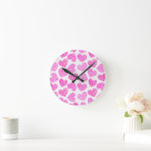 Niedliches rosa doodled Herz Valentinstag Muster Runde Wanduhr (Zuhause)