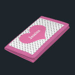 Niedliches rosa Herz - Personalisierter Name Nylon Trifold Geldbörse<br><div class="desc">Grafisches Design eines großen rosa Herzens auf kleinen schwarzen Polka Punkte Muster auf einem weißen Hintergrund.</div>