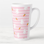 Niedliches rosa Kaninchen- und Karottenmuster Milchtasse (Rechts)