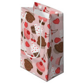 Niedliches rosa Kuchen-, Herz-und Kirschmuster Kleine Geschenktüte (Vorderseite Schrägansicht)
