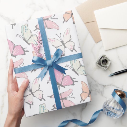 Niedliches rosa Schmetterlingsmuster Geschenkpapier (Schenken)