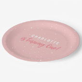 Niedliches Rosa Sie spielt eins Pappteller (Schrägansicht)