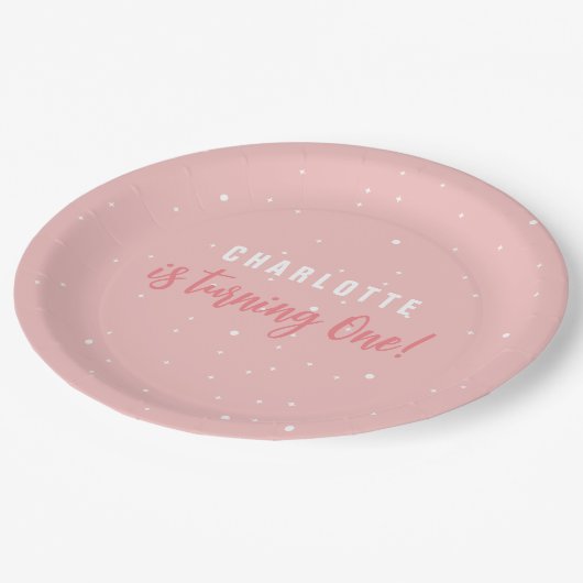 Niedliches Rosa Sie spielt eins Pappteller (Schrägansicht)