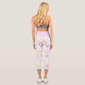 Niedliches Rosa und Lila Alpacatmuster Capri Leggings (Rückseite)