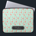 Niedliches rosa und tadelloses Flamingo-Muster | Laptopschutzhülle<br><div class="desc">Dieses ist ein Zeichnen eines Flamingovogels,  der in ein Muster gemacht wurde. Der Hintergrund ist eine hübsche tadellose Farbe.  Es gibt einen Rahmen im Entwurf,  in dem Sie Ihren Namen drucken lassen können.</div>