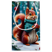 Niedliches Rotes Eichhörnchen im Sweater Weihnacht Kleine Geschenktüte (Rückseite)
