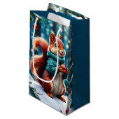 Niedliches Rotes Eichhörnchen im Sweater Weihnacht Kleine Geschenktüte (Vorderseite Schrägansicht)