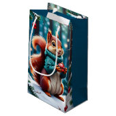 Niedliches Rotes Eichhörnchen im Sweater Weihnacht Kleine Geschenktüte (Rückseite Schrägansicht)
