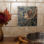 Niedliches Rotes Eichhörnchen im William Morris-St Fliese<br><div class="desc">Charmanter kleiner roter Wald in einem Blumenmuster im William-Morris-Stil. Ideal für die Bauernküche,  Holzhütte,  Waldhütte,  Vintage Dekoration,  altmodischer Charme,  Naturliebhaber.</div>