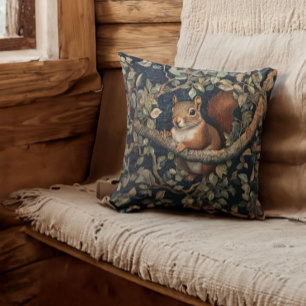 Niedliches rotes Eichhörnchen in einem Wald im Sti Kissen