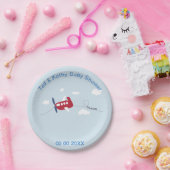 Niedliches rotes Flugzeug mit blauer Pappteller (Party)