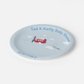 Niedliches rotes Flugzeug mit blauer Pappteller (Schrägansicht)