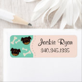 Niedliches Rottweiler-Welpen- und Knochenmuster (Insitu)