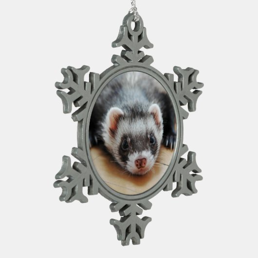 Niedliches Sable Ferret Schneeflocken Zinn-Ornament (Links)