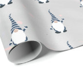 Niedliches Santa Gnome blaues Muster Funkelnd weiß Geschenkpapier (Rolleneckpunkt)