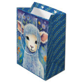 Niedliches Schaf für Kinder im Frühling Mittlere Geschenktüte (Rückseite Schrägansicht)