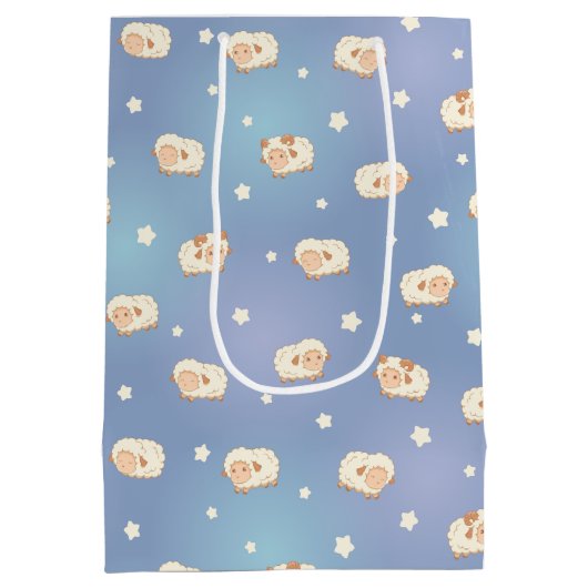 Niedliches Schafmuster auf blauem Muster Mittlere Geschenktüte (Rückseite)