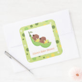 Niedliches Schlafen Afroamerikanischer Twins Kinde Quadratischer Aufkleber (Umschlag)