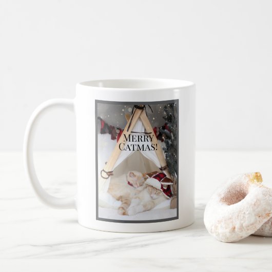 Niedliches Schlafen Weiße Kätzchen Weihnachten Kaffeetasse (Mit Donut)