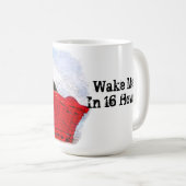 Niedliches Schlafkätzchen im hellen, roten Körbche Kaffeetasse (VorderseiteRechts)