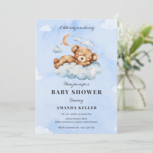 Niedliches Schlafsäugchen Baby Bear Blue Cloud Bab Einladung (Stehend Vorderseite)