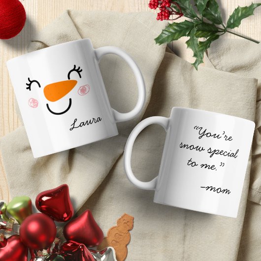 Niedliches Schneemann-Gesicht mit Botschaft aus de Kaffeetasse
