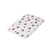 Niedliches, schwarz-schwarzes Pfotenmuster Badematte (Schrägansicht)