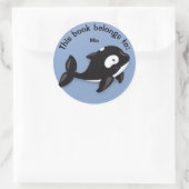 Niedliches Schwarz-Weiß-Orca-Whale-Buchschild Runder Aufkleber (Tasche)