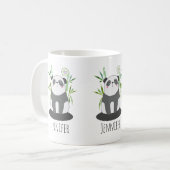 Niedliches Schwarz-Weiß-Panda in Bamboo Kaffeetasse (Vorderseite Links)