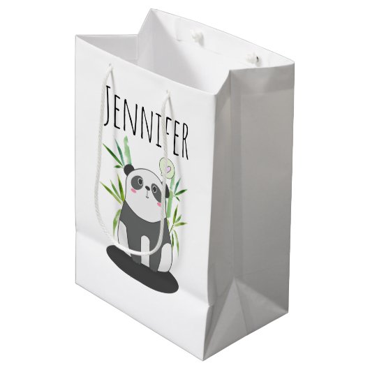 Niedliches Schwarz-Weiß-Panda in Bamboo Mittlere Geschenktüte (Vorderseite Schrägansicht)